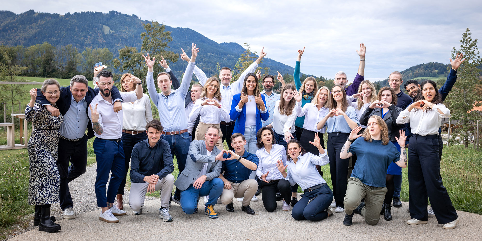 beste-berater-brandeins-2026 Elena sitzt am Tisch mit ihrem Laptop und hat dabei einen Ausblick auf die Berge | Ski-Office | Kraus & Partner - Transformation Experts